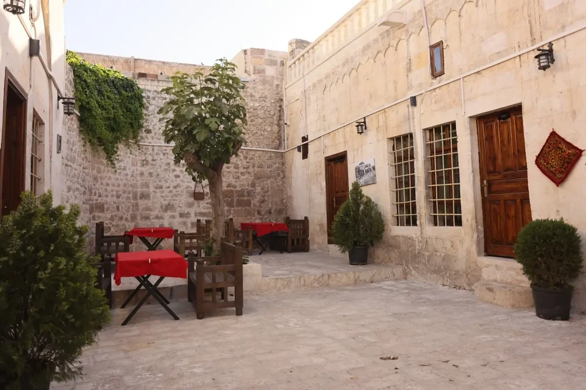Tarih dokulu urfa sokaklarında otantik bir konaklama merkezi