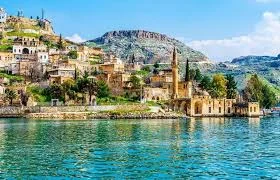7. Şanlıurfa nın özel değerlerinden olan Halfeti - Saklı Cennet bölgenin en fazla turist alan bölgesidir, Batık şehirde tekne turu ile gününüzü karagül ile renklendirebilirsiniz.
